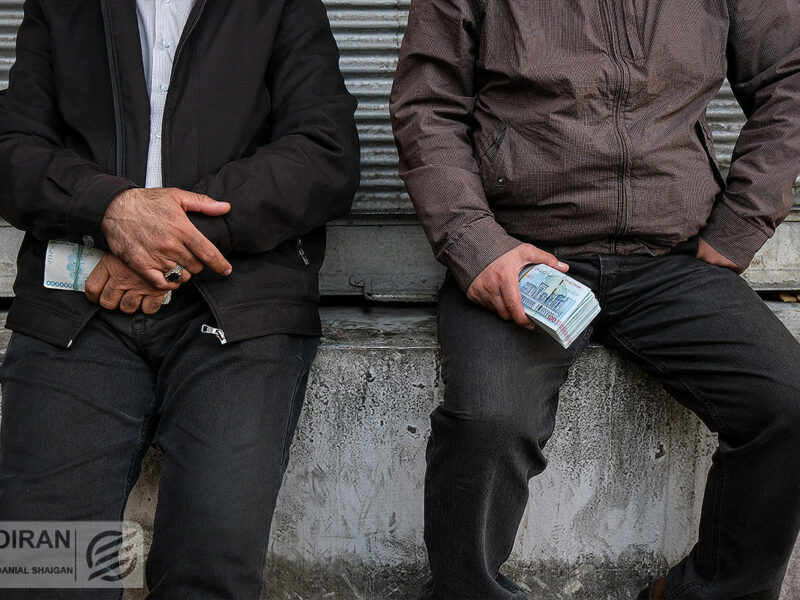 چرا سرخ‌پوشی بورس ادامه دارد؟ / بازار ارز تحت تأثیر خبر میانجی‌گری روسیه