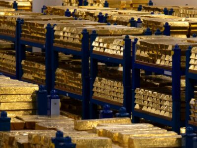طلای جهانی همچنان می‌تازد؛ تعرفه‌های خودرو بازار فلز زرد را تکان داد