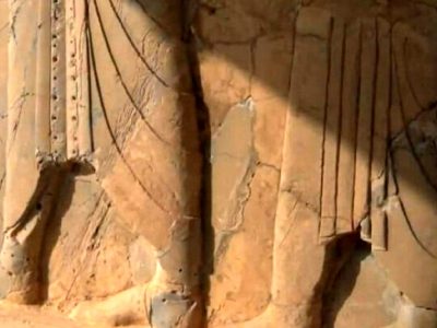 ردای چیندار با دکمه‌های زرین؛ کشف جدید از لباس کوروش