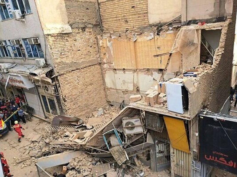ریزش تالار متروکه در شهرک ولیعصر؛ هیچ مصدومی نداشت