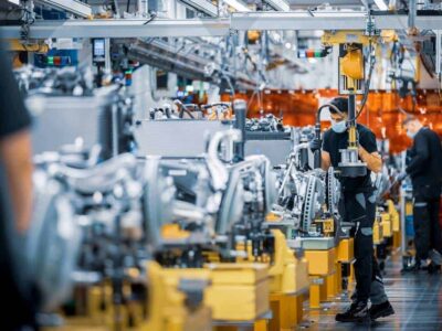 تولید در ایران؛ سه‌گانه‌ی تضعیف‌کننده ارزی، مزدی و مالیاتی