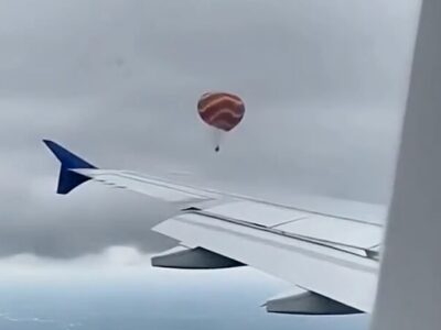 لحظه وحشتناک برخورد صاعقه با بالن مسافربری!