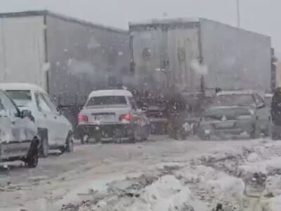 گرفتار شدن خودروها در برف سنگین مرز تمرچین