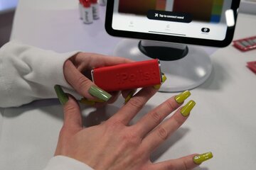 این ناخن هوشمند در لحظه تغییر رنگ میدهد