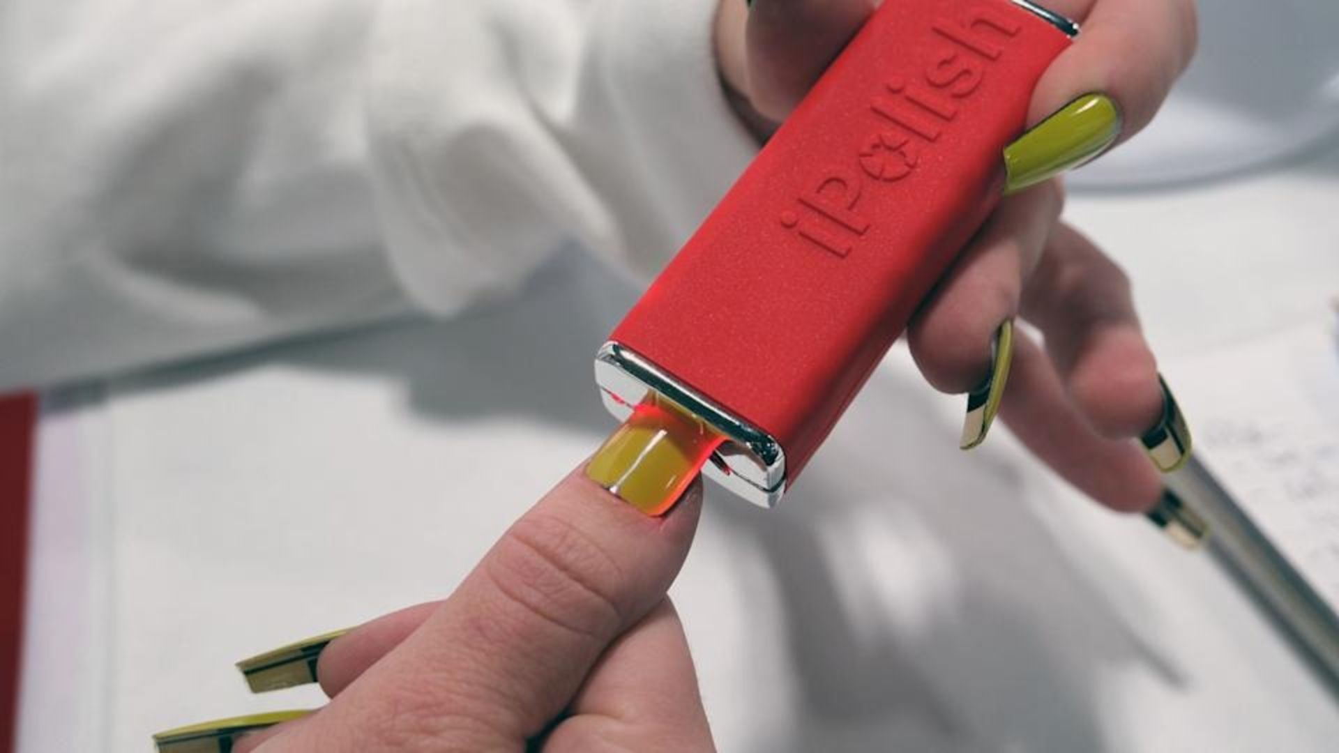 تغییر رنگ ناخن با ابزار iPolish