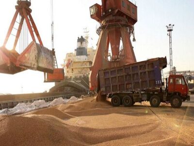 تخلیه و حمل یکسره گندم از کشتی با قطار پس از سال‌ها در بندر شهید رجایی