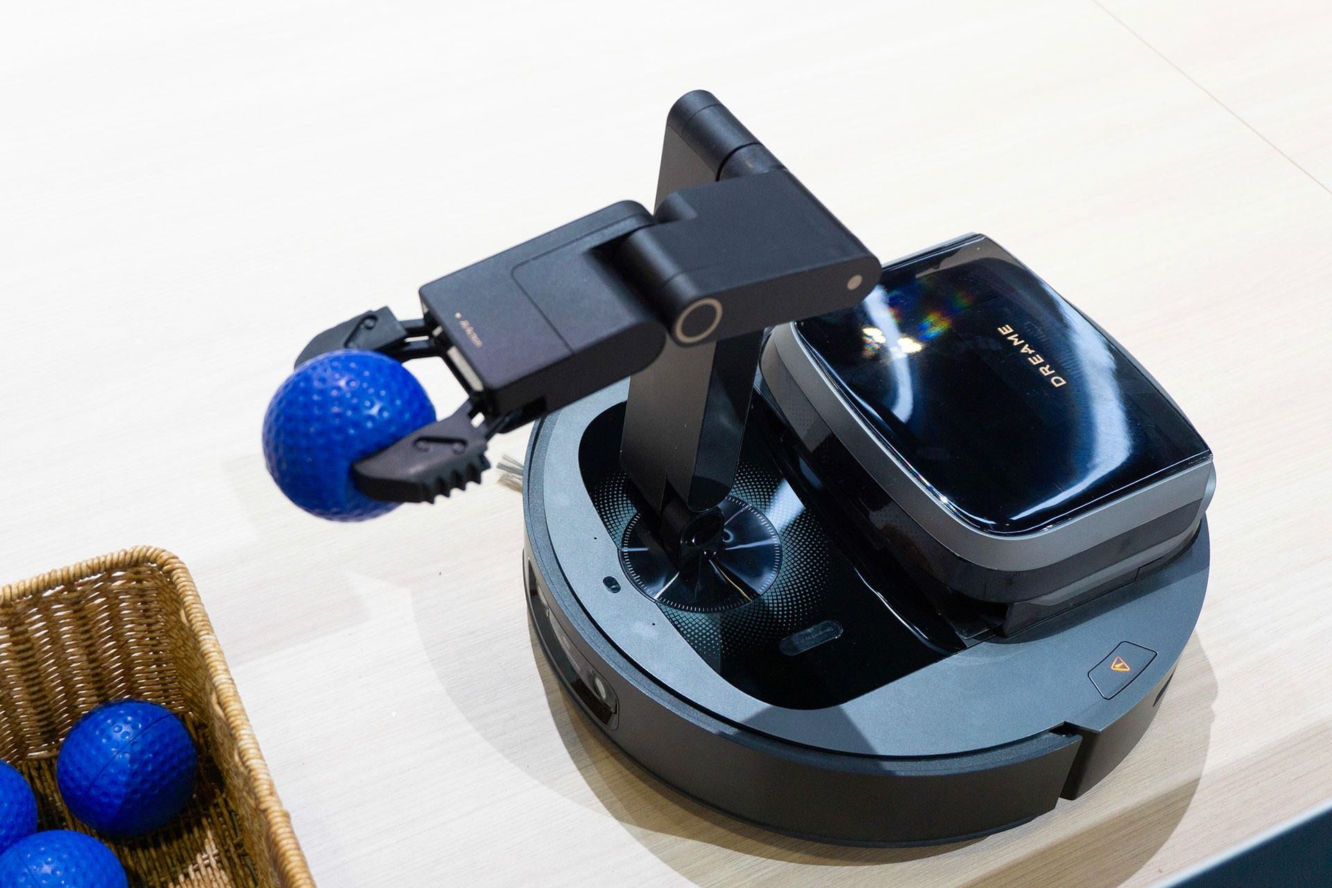 حالا حتی جاروبرقیها هم بازو دارند جارو رباتیک دریمی سایبر ۱۰ اولترا در حال برداشتن توپ آبی