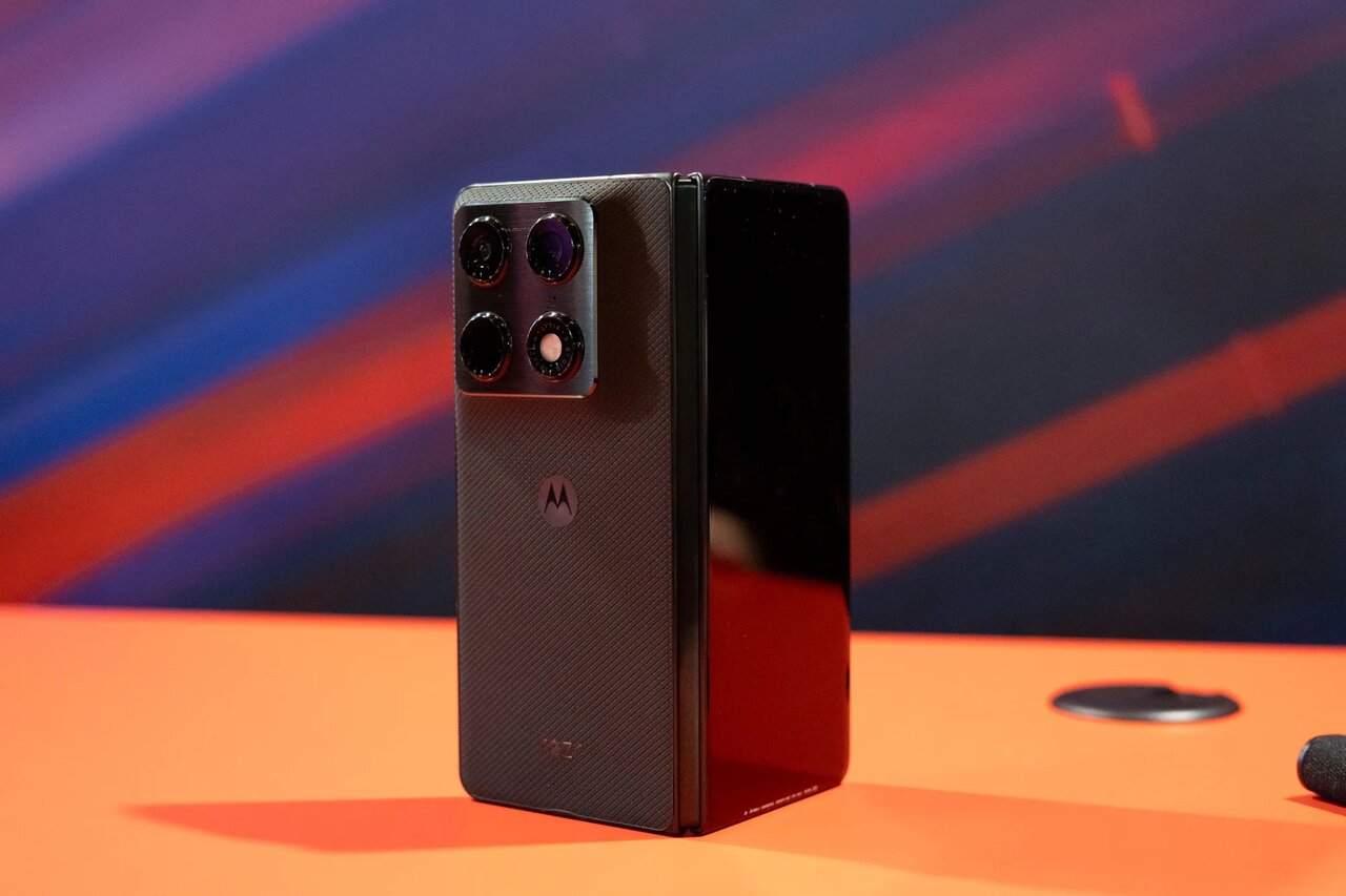 ولین گوشی تاشو کتابی موتورولا معرفی شد رونمایی از گوشی تاشو کتابی Razr Fold موتورولا