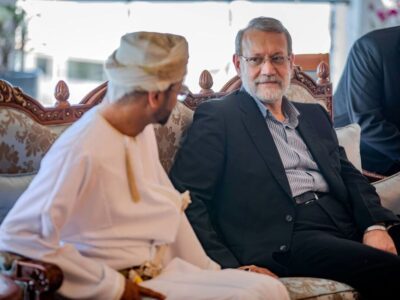 تصویری از یک نامه در دیدار علی لاریجانی با وزیر امور خارجه عمان
