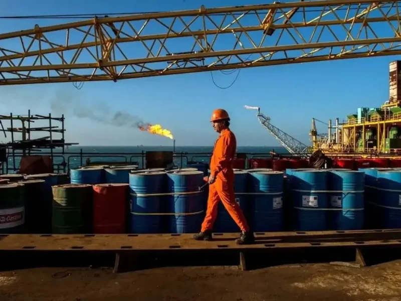 سه پیش‌بینی از قیمت نفت در بازار جهانی/ قیمت نفت به بشکه‌ای چند دلار می‌رسد؟