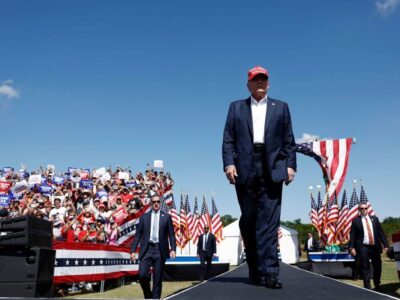 ترامپ : تنگهٔ هرمز تحت محاصره و کنترل کامل آمریکاست /یک احمق درباره من می‌نویسد که «ساده لوح» از آب درآمده‌ام