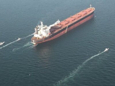 تصمیم آمریکا درباره تردد کشتی‌ها در بنادر ایران / بازار نفت در انتظار تحولات جدید