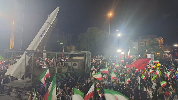 قدرت آهنین ایران در قلب تهران؛ موشک «قدر» مهمان مردم میدان ونک شد