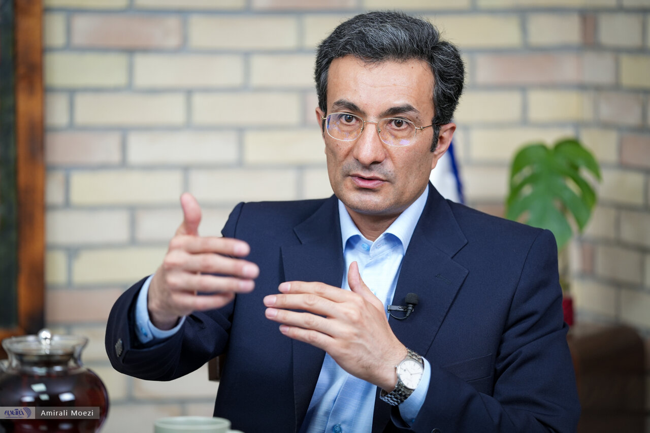 میانگین سنی سیاست‌گذاران آموزش و پرورش بالای ۶۳ سال است؛ هنوز به آستین کوتاه و مقنعه رنگی معلم گیر می‌دهند/ ۵۰ هزار طلبه بدون آموزش وارد مدرسه شدند
