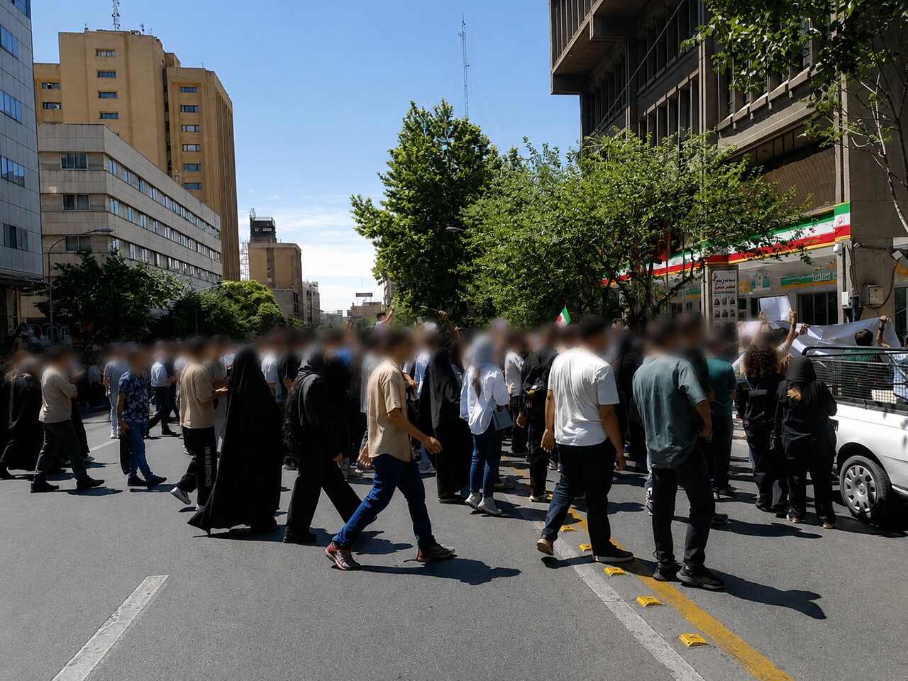 تجمع اعتراضی دانش‌آموزان مقابل وزارت آموزش و پرورش: در شرایط جنگی چگونه درس می‌خواندیم؟/ «حداقل تاثیر قطعی معدل را بردارید»