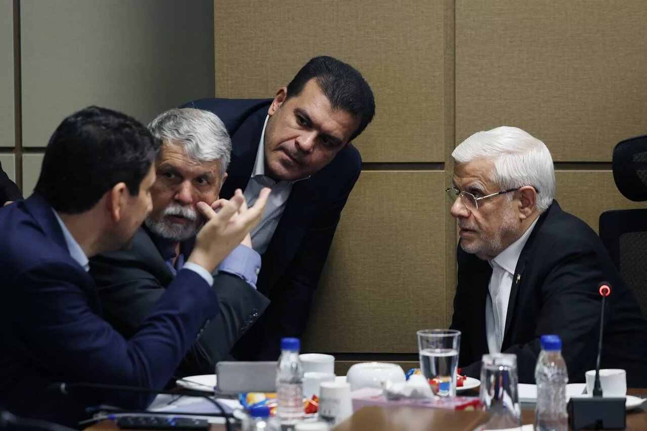 عارف: آقایی که در جلسات با اینترنت مخالفت می‌کند، خودش اینترنت سفید دارد