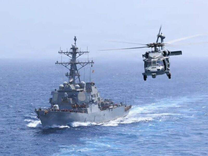 فرود اضطراری بالگرد آمریکایی در دریای عرب/ یک نظامی ناپدید شد
