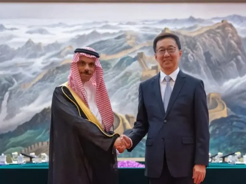 پشت‌پرده سفر وزیر خارجه عربستان به چین/ ریاض در حال فاصله گرفتن از واشنگتن؟