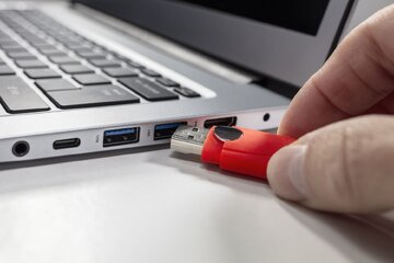 علامت D کنار پورت USB به چه معنایی است؟